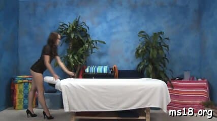 Pecker handles a ravishing brunette lady Izzi Ryder
